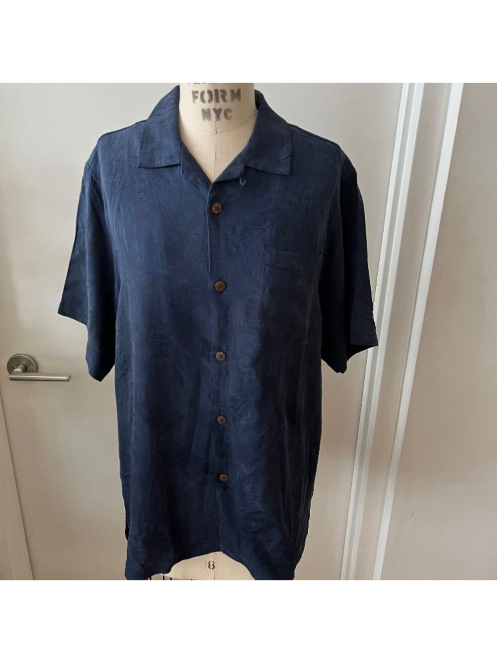 TOMMY BAHAMA Navy Silk Shirt with Tropical Hawaiian Print Size Medium